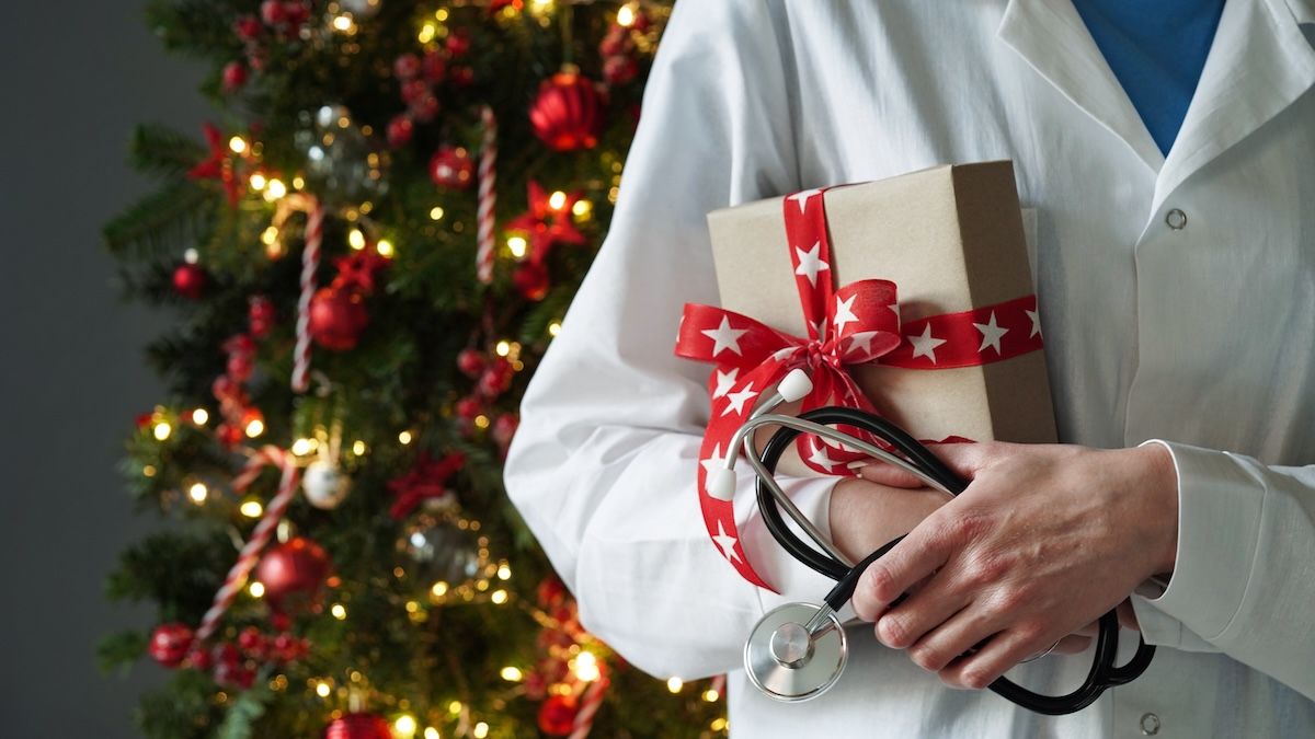 <![CDATA[Managing holiday stress; home for the holidays and what it means for your diet; heart attacks spike – Morning Medical Update]]>