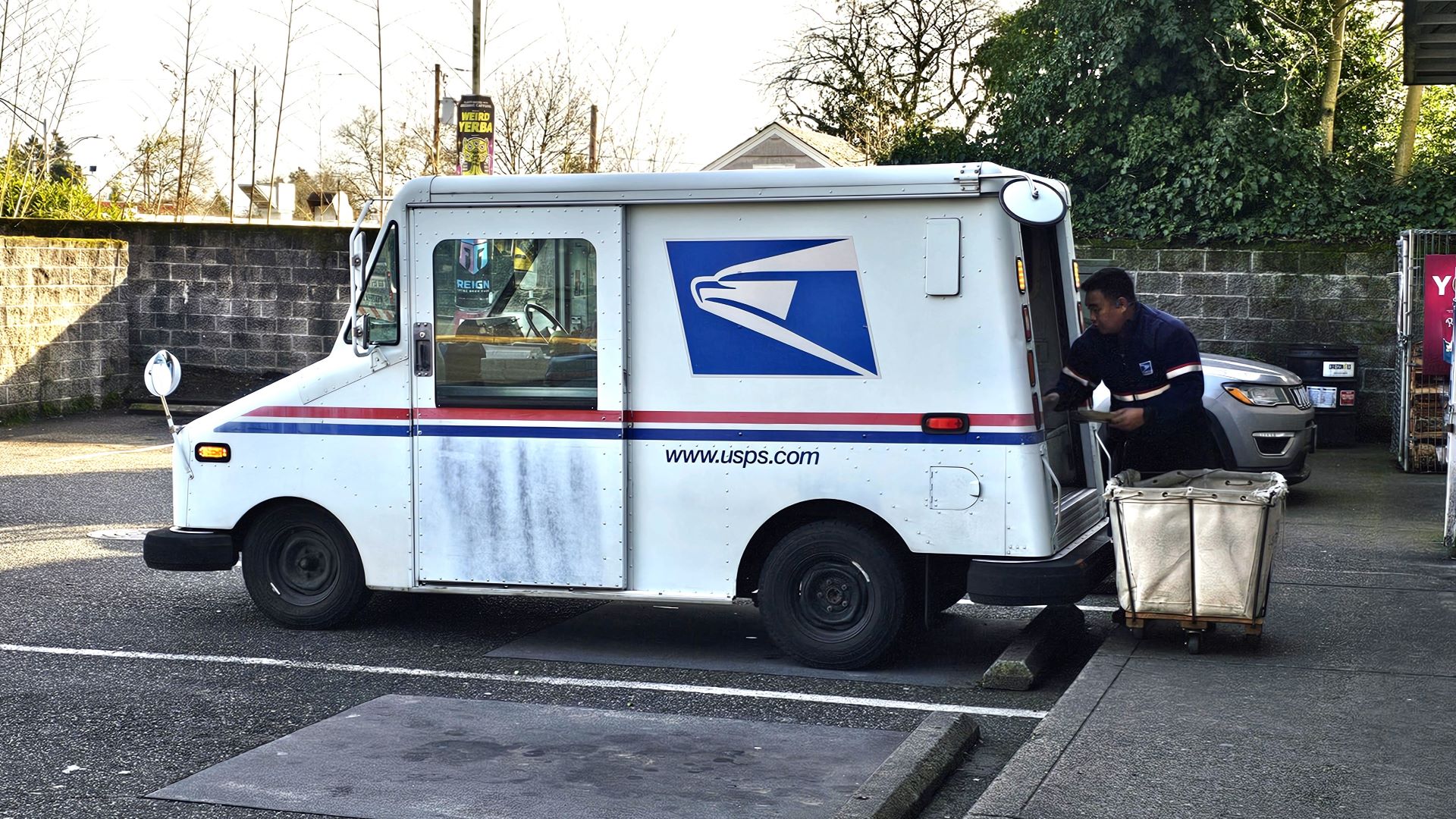 USPS quarterly parcel volumes fall 12% as e-commerce plan implemented