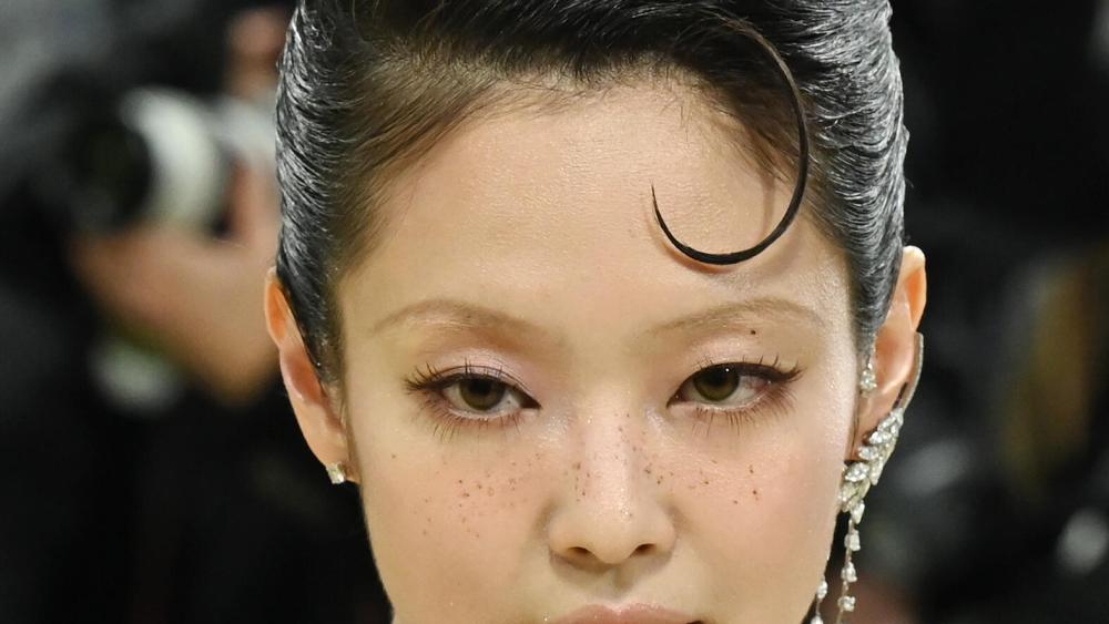 Are Y2K Skinny Eyebrows Stylish Again?